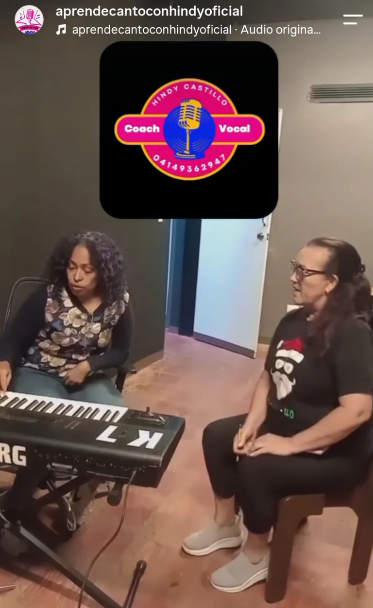 Práctica vocal durante una parada artístico-docente en Caracas